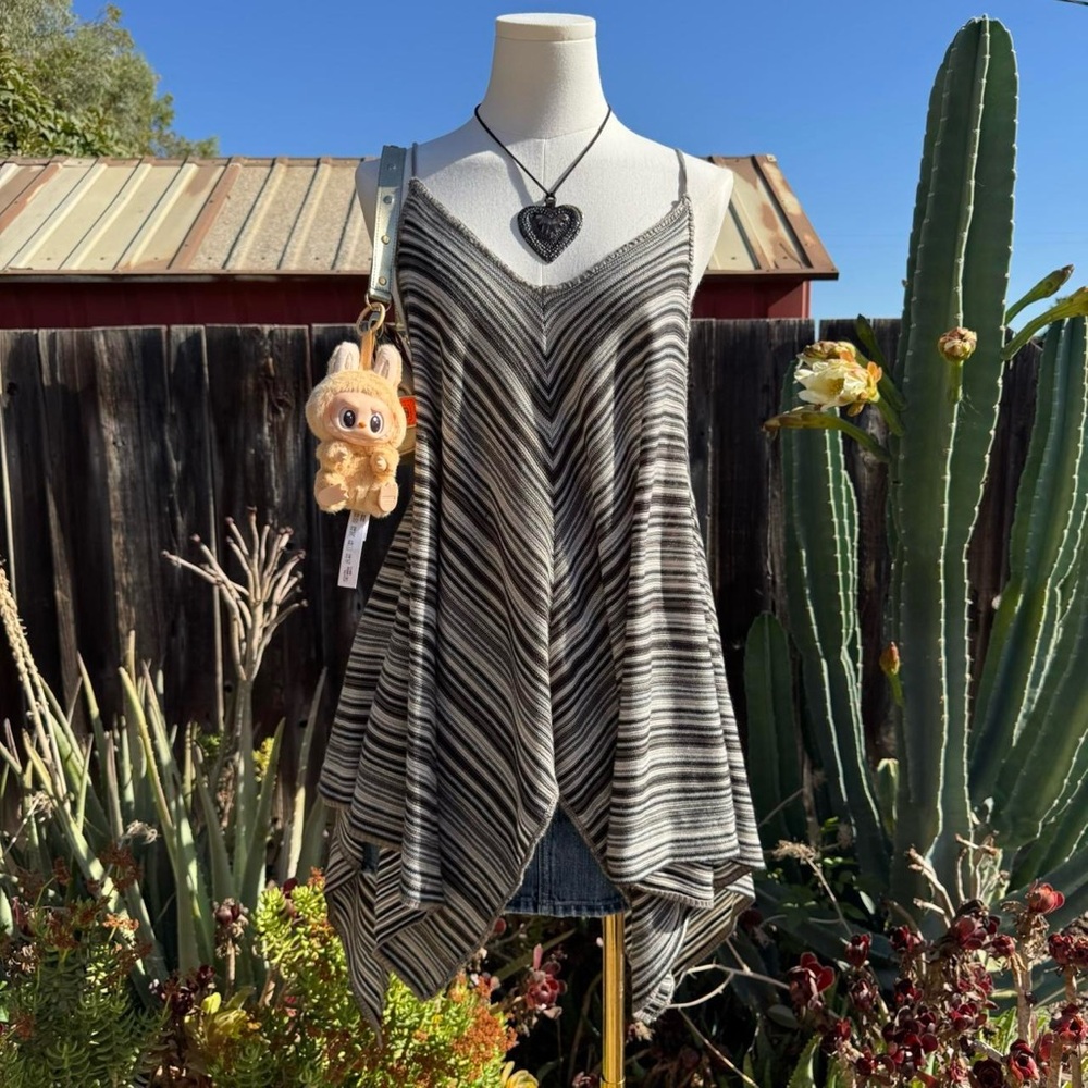 Knitted tunic tank top w/ handkerchief hem